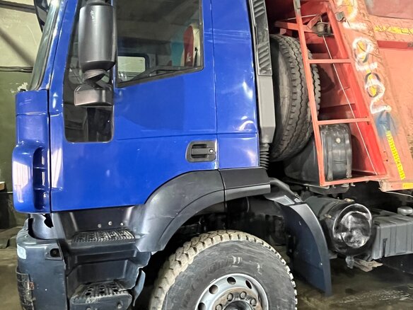 2013 Iveco Trakker, синий, 2500000 рублей - вид 2