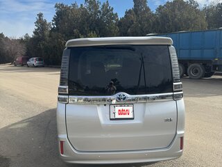 2019 Toyota Voxy III (R80) Рестайлинг, серебристый, 2280000 рублей, вид 5