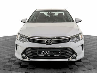 2017 Toyota Camry VII (XV50) Рестайлинг, белый, 2372750 рублей, вид 2
