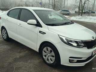 2015 Kia Rio III Рестайлинг, белый, 1400000 рублей, вид 3