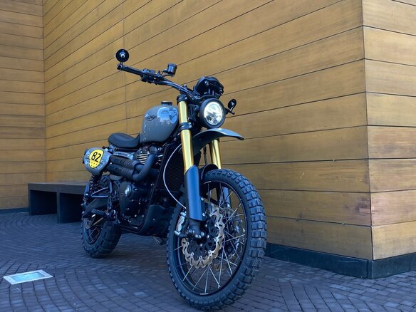2023 Triumph Scrambler, серый - вид 3
