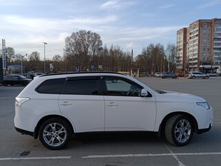 2013 Mitsubishi Outlander III, белый, 1499000 рублей, вид 3