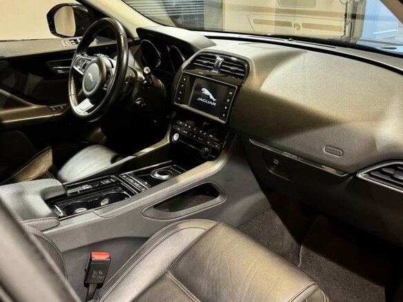 2017 Jaguar F-Pace I, красный, 2390000 рублей - вид 19