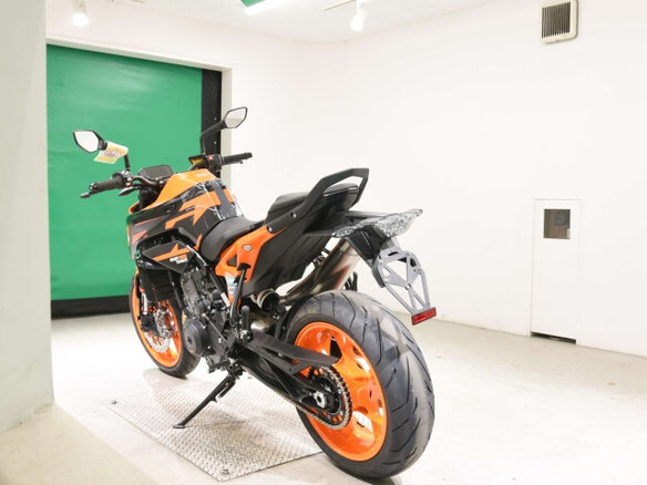2023 KTM 890 Duke GP, чёрный, 900000 рублей - вид 5