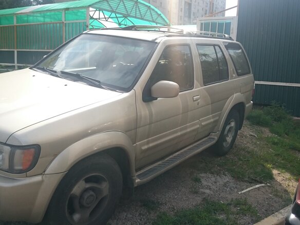 1999 Infiniti QX4 I, золотистый - вид 1