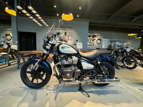 2026 Royal Enfield Super Meteor, синий, 792000 рублей, вид 2