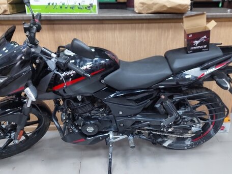 2022 Bajaj Pulsar 180, чёрный, 200000 рублей, вид 2