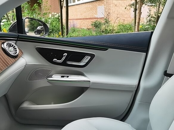 2022 Mercedes-Benz EQE 350+, чёрный, 6500000 рублей - вид 19