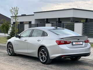 2019 Chevrolet Malibu IX Рестайлинг, серебристый, 2120000 рублей, вид 4