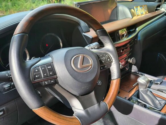 2017 Lexus LX 570 III Рестайлинг 2, чёрный, 14000000 рублей - вид 6