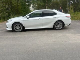 2019 Toyota Camry VIII (XV70), белый, 2850000 рублей, вид 3