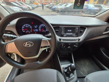 2018 Hyundai Solaris II, белый, 650000 рублей, вид 5