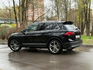 2017 Volkswagen Tiguan II, чёрный, 2150000 рублей, вид 4