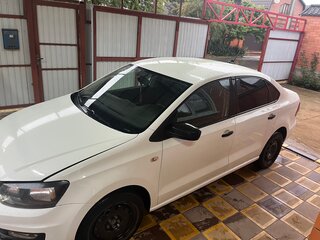 2017 Volkswagen Polo V Рестайлинг, белый, 900000 рублей, вид 2