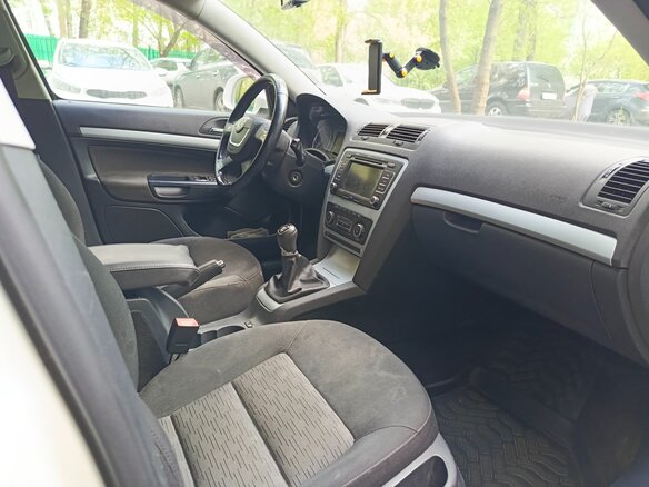 2011 Skoda Octavia II (A5) Рестайлинг, белый, 650000 рублей - вид 9