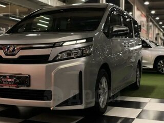 2018 Toyota Voxy III (R80) Рестайлинг, серебристый, 2500000 рублей, вид 4