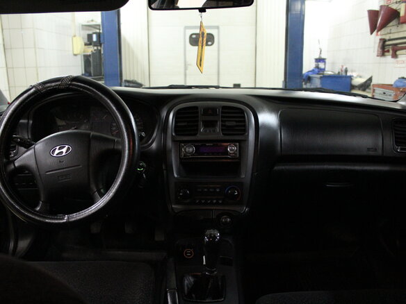 2004 Hyundai Sonata ТагАЗ IV (EF) Рестайлинг, чёрный - вид 2