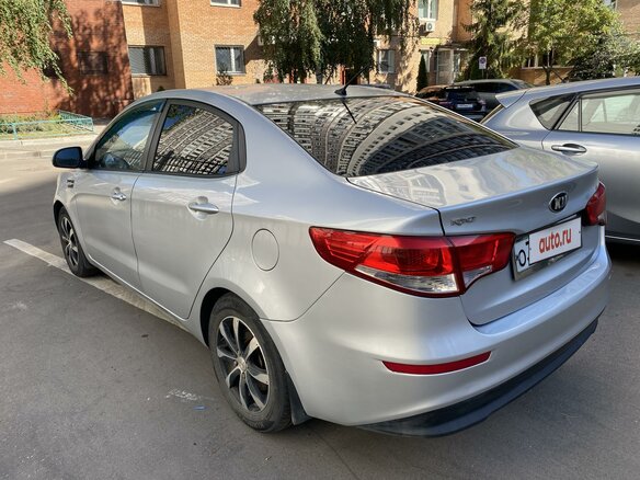 2015 Kia Rio III Рестайлинг, серебристый, 850000 рублей - вид 3