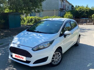 2013 Ford Fiesta Mk6 Рестайлинг, белый, 650000 рублей, вид 1
