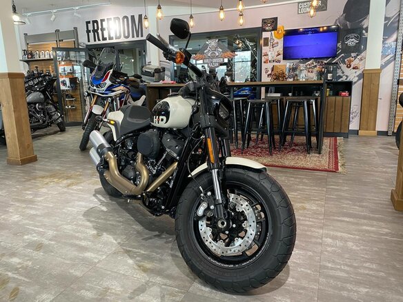 2022 Harley-Davidson Fat Bob, белый, 3100000 рублей - вид 2