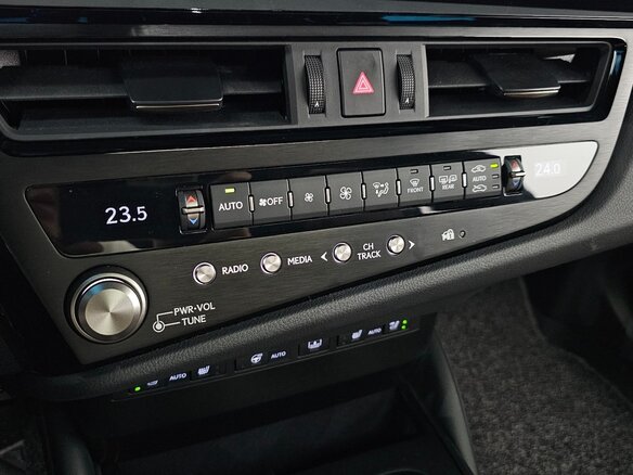 2025 Lexus ES 300h VII Рестайлинг 2, чёрный, 7200000 рублей - вид 25