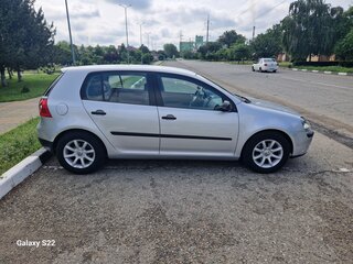 2004 Volkswagen Golf V, серебристый, 620000 рублей, вид 3