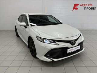 2020 Toyota Camry VIII (XV70), белый, 2385000 рублей, вид 3