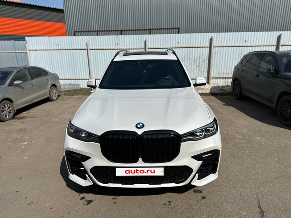 2019 BMW X7 40i I (G07), белый, 6800000 рублей - вид 3