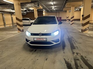 2017 Volkswagen Polo V Рестайлинг, белый, 1400000 рублей, вид 3