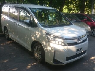 2018 Toyota Voxy III (R80) Рестайлинг, белый, 2000000 рублей, вид 1