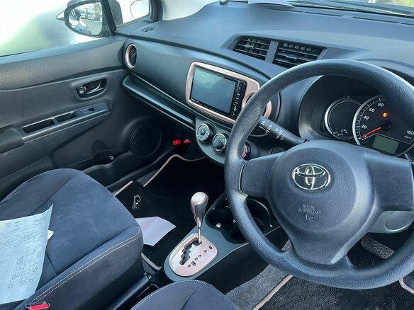 2013 Toyota Vitz III (XP130), красный, 850000 рублей - вид 12