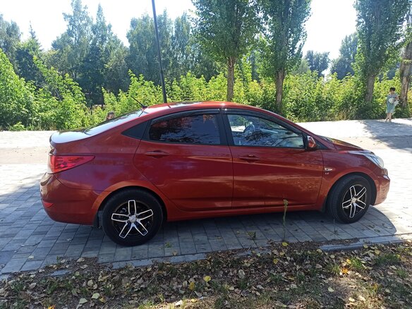 2011 Hyundai Solaris I, красный - вид 1