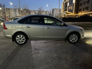 2010 Ford Focus II Рестайлинг, серебристый, 680000 рублей, вид 4