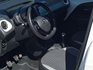 2019 Toyota Aygo II Рестайлинг, белый, 937500 рублей, вид 5