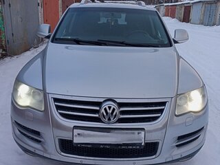 2008 Volkswagen Touareg I Рестайлинг, серебристый, 1700000 рублей, вид 1