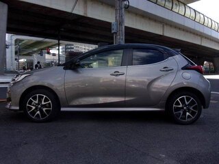 2020 Toyota Yaris IV, серый, 990000 рублей, вид 3