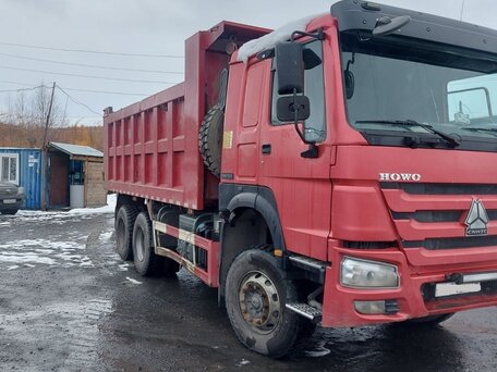2020 Sinotruk Howo ZZ3327, красный, 4000000 рублей, вид 1
