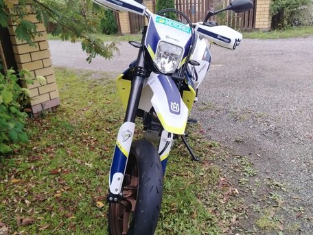 2016 Husqvarna 701 Supermoto, белый, 850000 рублей, вид 4