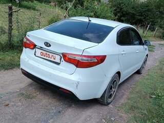 2013 Kia Rio III, белый, 700000 рублей, вид 4