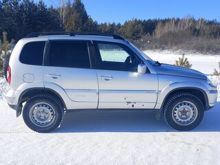2011 Chevrolet Niva I Рестайлинг, серебристый, 430000 рублей, вид 3