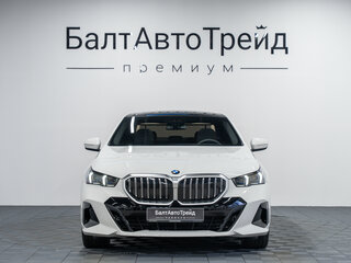 2025 BMW 5 серии 530i xDrive VIII (G60/G61/G68), белый, 9290000 рублей, вид 4
