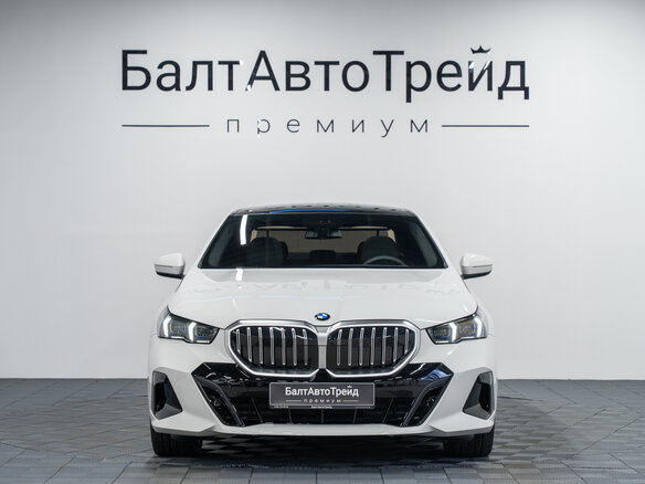 2025 BMW 5 серии 530i xDrive VIII (G60/G61/G68), белый, 9150000 рублей - вид 3