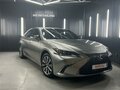 2021 Lexus ES 250 VII Рестайлинг, серый, 5150000 рублей - вид 2