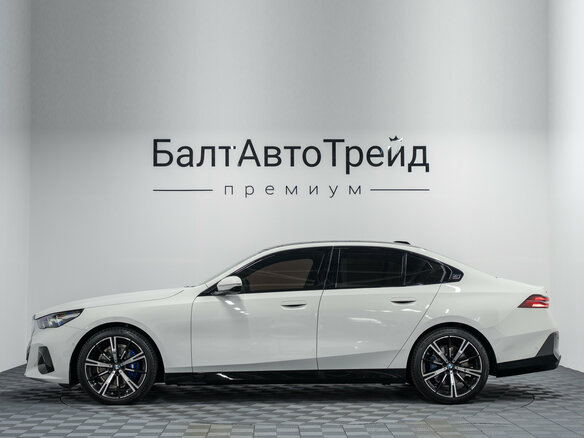 2025 BMW 5 серии 530i xDrive VIII (G60/G61/G68), белый, 9150000 рублей - вид 10