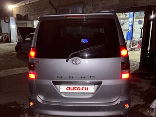 2002 Toyota Noah I (R60), белый, 600000 рублей, вид 2