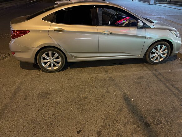 2011 Hyundai Solaris I, бежевый, 980000 рублей - вид 2