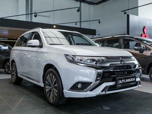 2022 Mitsubishi Outlander III Рестайлинг 3, белый - вид 2