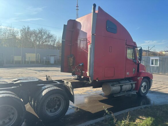 2000 Freightliner Century Class, красный, 1190000 рублей - вид 2