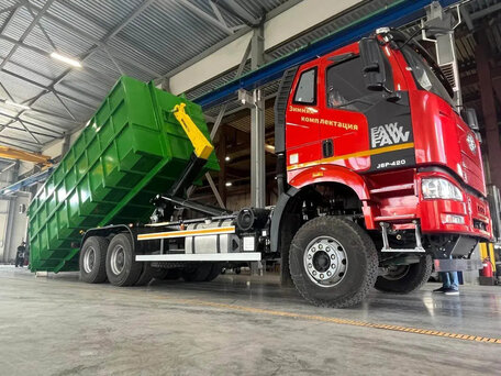 2023 FAW CA3250, красный, 13000000 рублей, вид 1