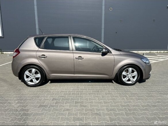 2011 Kia Ceed I Рестайлинг, бежевый, 920000 рублей - вид 1